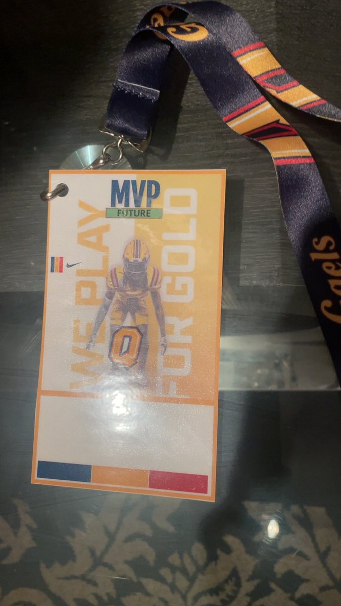 brydxnn_'s tweet photo. Late post 

Grateful to have won Wide Receiver MVP at Queen’s football camp https://t.co/hcmLOgmTgc