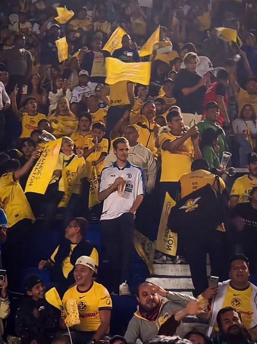 Oye <a href="/CruzAzul/">CRUZ AZUL</a> a este aficionado no lo vas a invitar a la final de Conca? 

Mucho más mérito que estar en Europa con el jersey