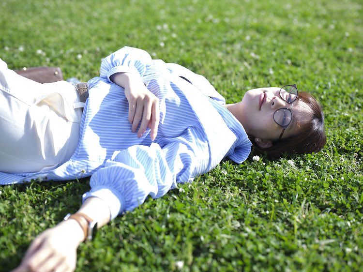 聴きたい曲も見つからない　
憂鬱な一日の始まりが

君の大げさな「おはよう」で　
すべて変わってしまう不思議

祝祭
大好きな曲