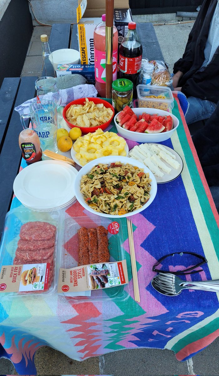 _jpjordon_'s tweet image. bbq w friends for my bday 🍔🎂🥳