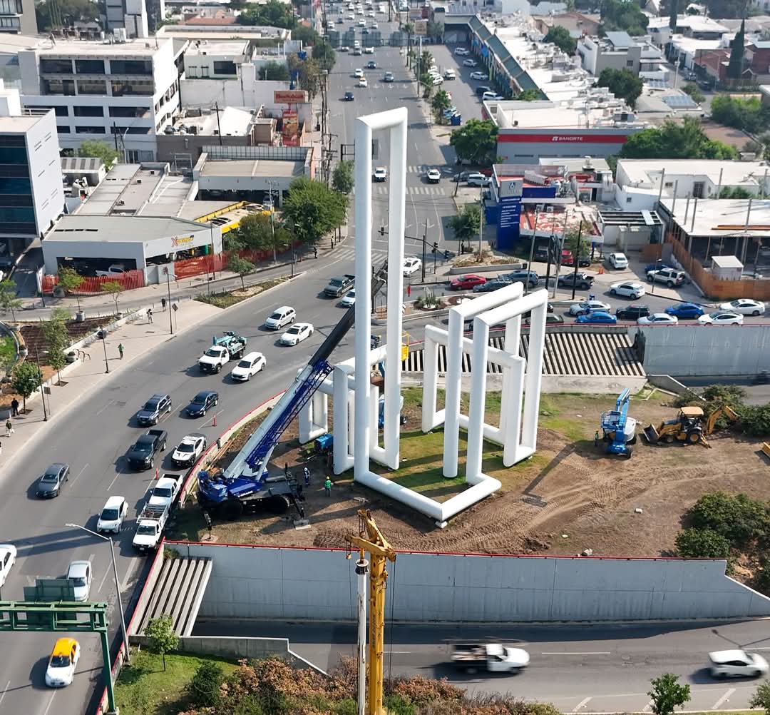 #ULTIMAHORA Hoy empezó a ser retirada la emblemática escultura de Los Tubos en San Pedro y en su lugar será desarrollado un proyecto de movilidad.... Por órdenes de Mauricio Fernández.