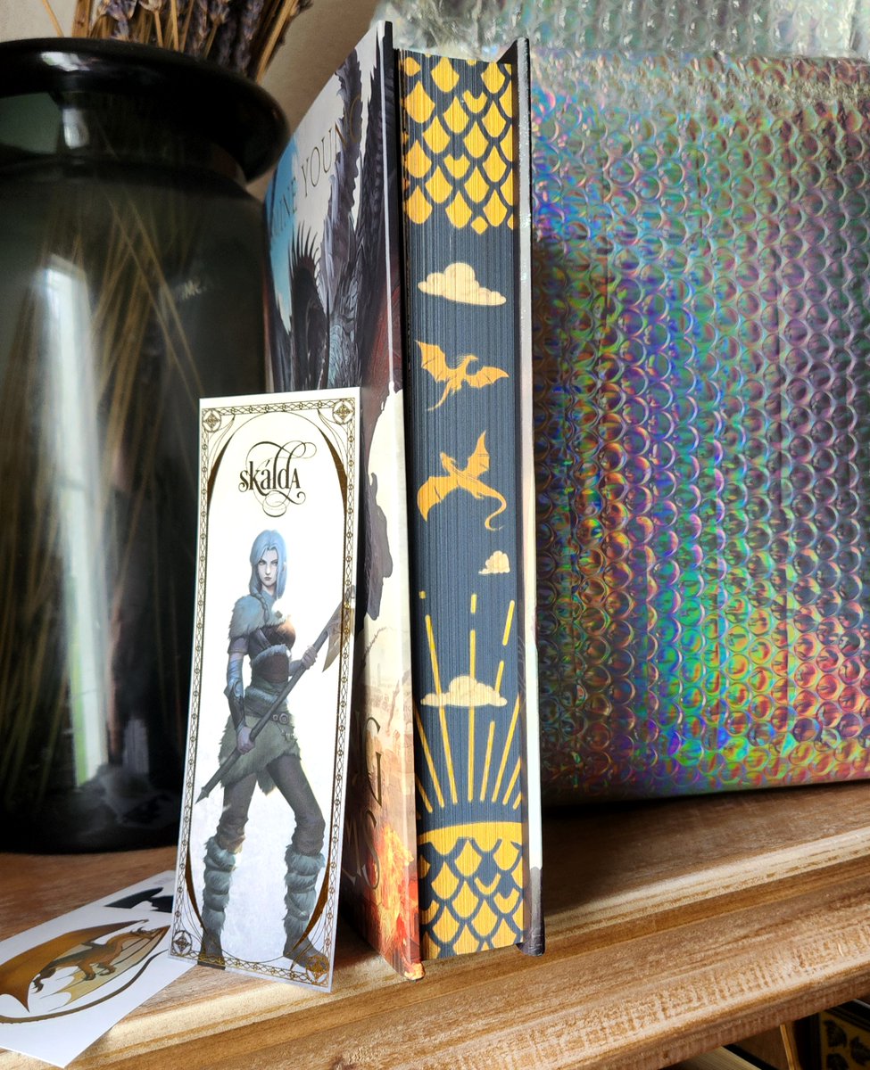 Got some ⭐gorgeous⭐ book mail from Jasmine Young! I loved A Breaking of Realms, and this edition more than does it justice.

If you haven't read it yet, this is the best way to experience it!

#dragons #bookmail