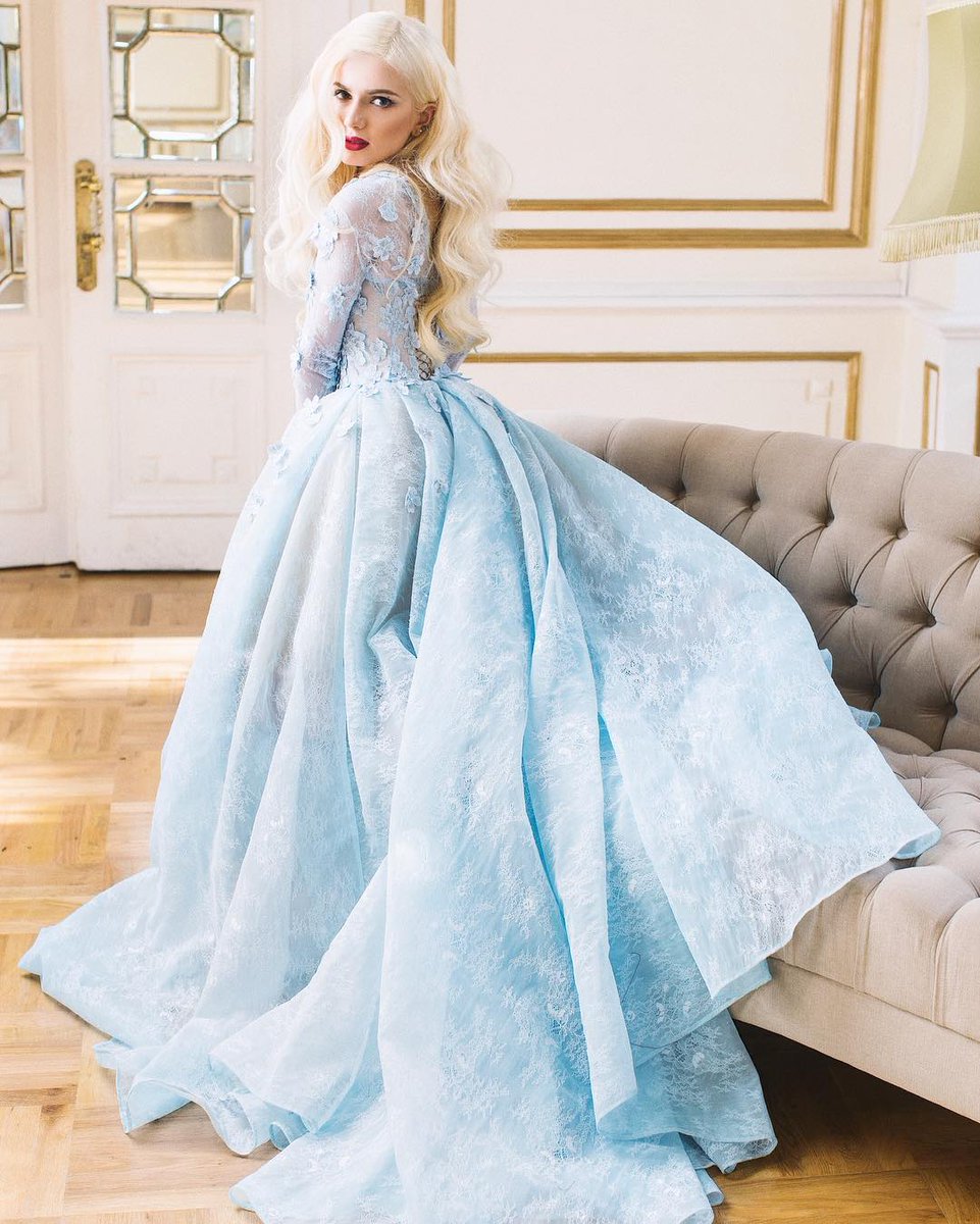 Aliyah14325's tweet image. ✨ Modern fairytale vibes ✨
This powder blue couture gown with delicate lace and a dramatic train is absolutely flawless.
Channeling vintage Hollywood glamour with a touch of icy elegance. ❄️💎
#FashionFantasy #CoutureDream #IceQueen #ModernPrincess #StyleInspo ❄️👑✨💙💎