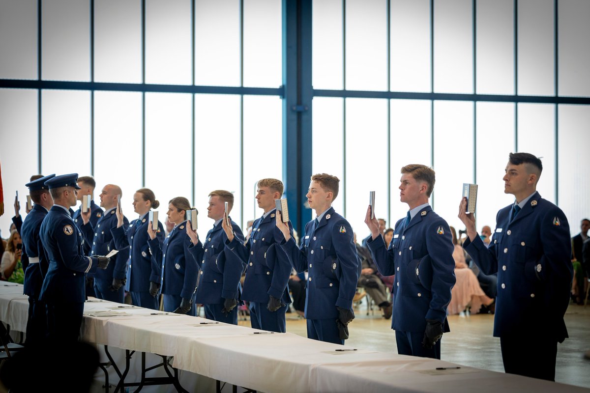 IrishAirCorps's tweet image. Today, the Air Corps Pilot Cadet Class of 2023 were commissioned as Officers of Óglaigh na hÉireann at Casement Aerodrome.
Best of luck to our newest leaders as they begin the next stage of their journey. 🇮🇪✈️
#IrishAirCorps #Commissioning #MilitaryAviation