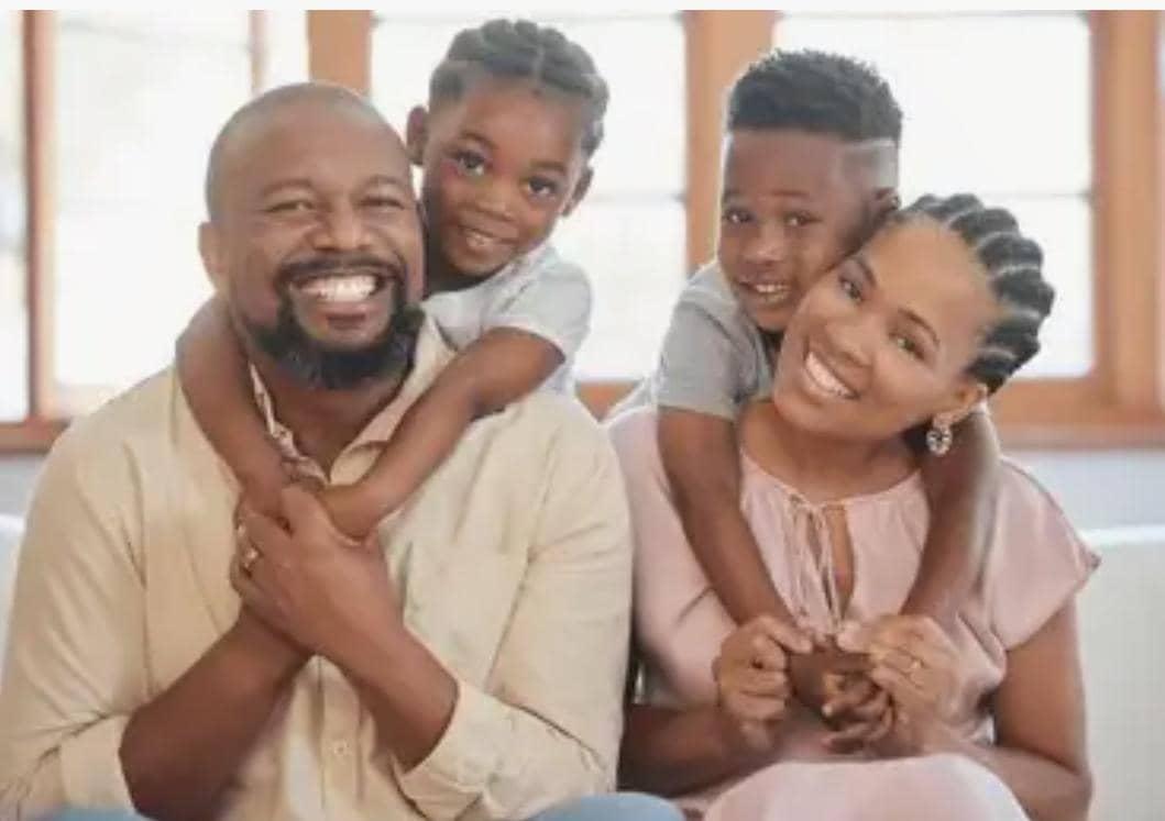👨‍👩‍👧‍👦 Vivre en famille épanouit l'enfant.Des enfants-journalistes du RJAE rappellent que grandir en famille est un droit fondamental.Sans amour ni foyer, les droits des enfants s’effondrent. 
#DroitsDesEnfants
#FamillePourTous 
<a href="/UNICEFDRC/">UNICEF en RDC</a>
<a href="/PrimatureRDC/">Primature de la République Démocratique du Congo</a> 
<a href="/jeunesseEP_RDC/">Ministère de la Jeunesse et Éveil Patriotique</a>