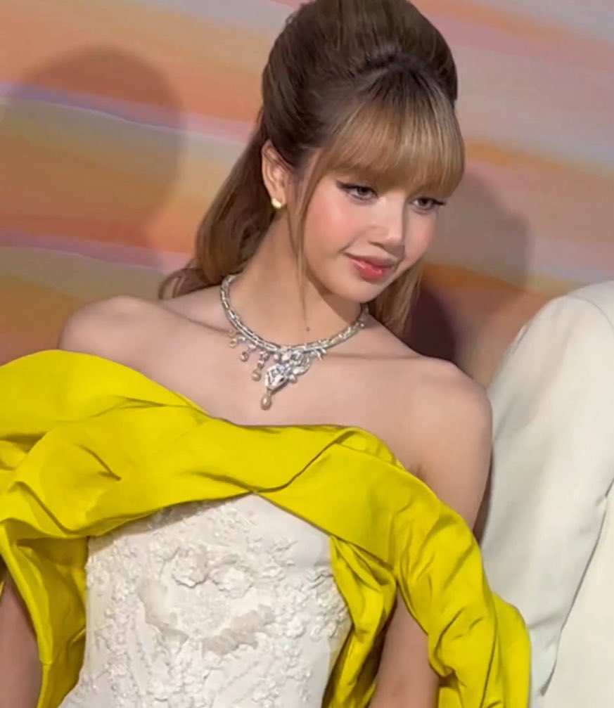 FACE CARD 

LISA BVLGARI POLYCHROMA #LISAxBvlgariHighJewelry #LISAXBVLGARI