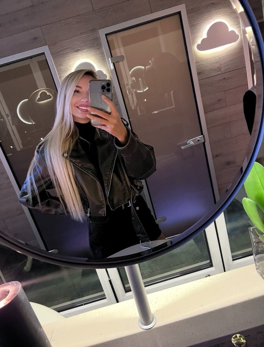 Annaxbell_a's tweet photo. Mirror vibes and cloud lights — just out here matching the energy.😘 #OOTD #MirrorSelfie #LeatherLook #VibeCheck #Aesthetic #CloudLights #SelfieGame #weekendmood https://t.co/WNGW5OOSc7