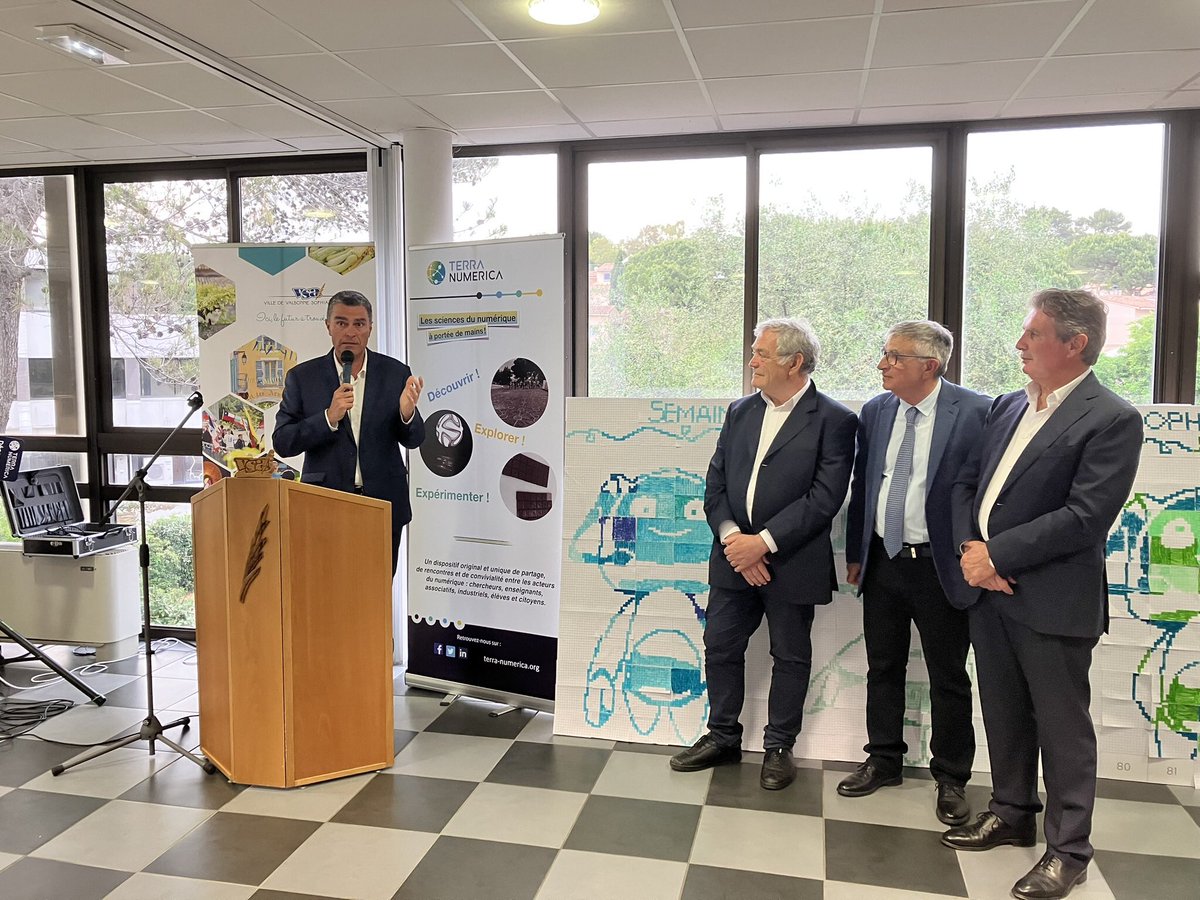FranckLavagna's tweet photo. Lancement de la semaine du numérique @ValbonneSA , @OrangePACA fier partenaire de @terranumerica pour faire découvrir à nos jeunes toute la poésie et la magie ( #pendule) de la science et du numérique 👍
Ici Le futur a trouvé ses racines by @EricPAUGET1 https://t.co/GxElWGq1x2