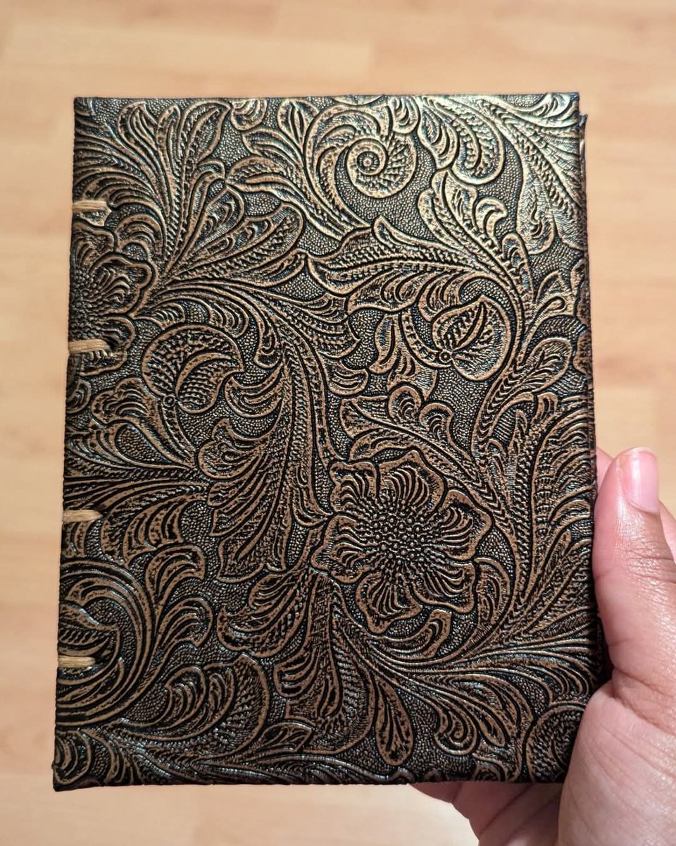 GiftsStarr's tweet photo. These little leather journals are still available! 📔🖋️✨ Get them before they're gone! 

https://t.co/T7DW1qNL6w

#StarrHandmadeGifts #HandmadeJournals #LeatherJournals #Etsy https://t.co/945SFVnB0Q