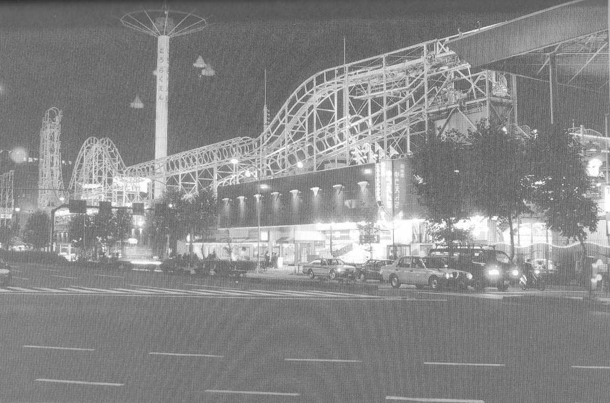 VHCoasters's tweet image. A very rare pic here, This is the only decent photo of the Ultra Twister at Tokyo Dome I&apos;ve ever come across.

The 2nd Ultra Twister constructed it opened in 1986, It replaced an Arrow Launched Loop. Closing in 1997 it was replaced by Linear Gale, The first Impulse coaster.