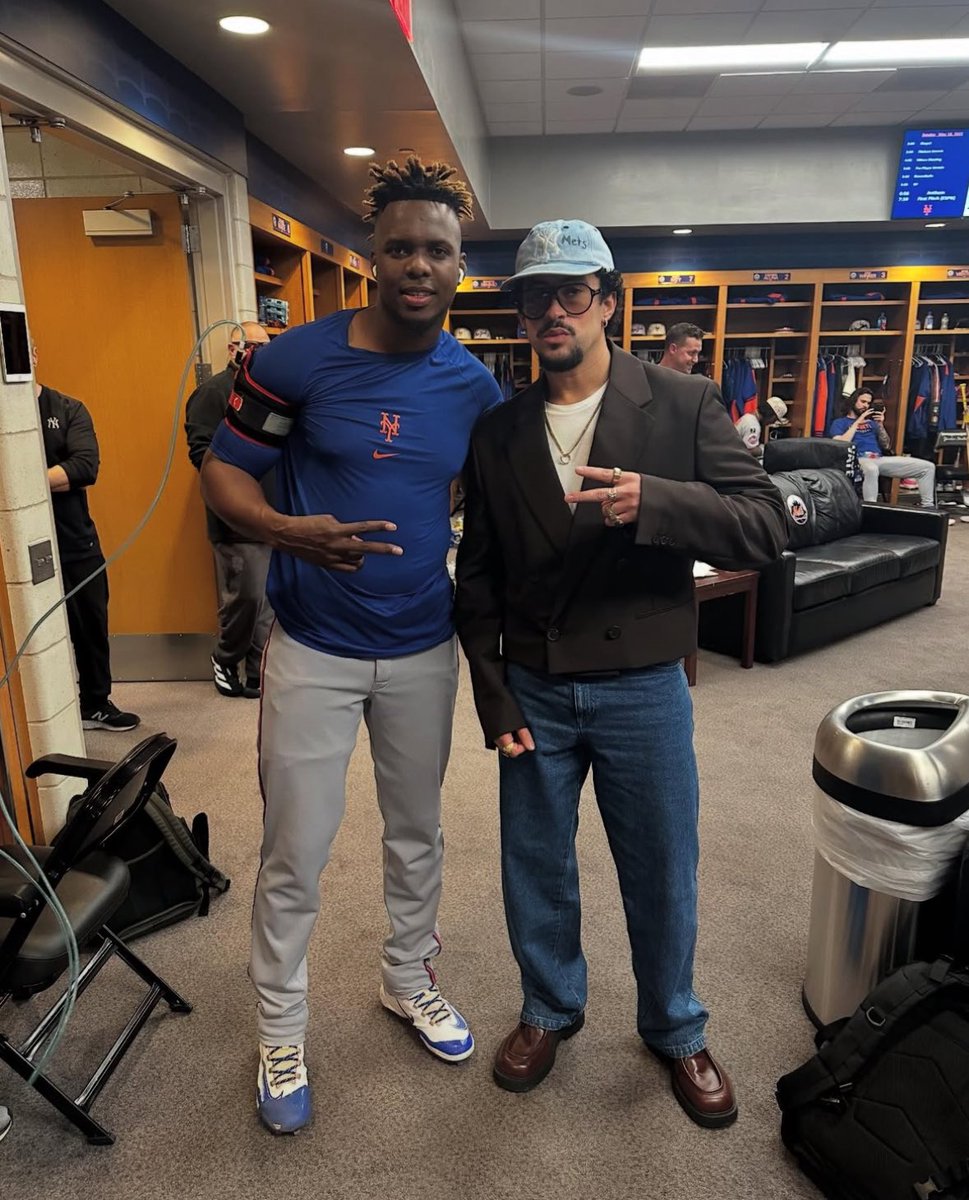 badbunnynetwork's tweet image. Bad Bunny ayer junto a Huascar Brazoban. 💙⚾️