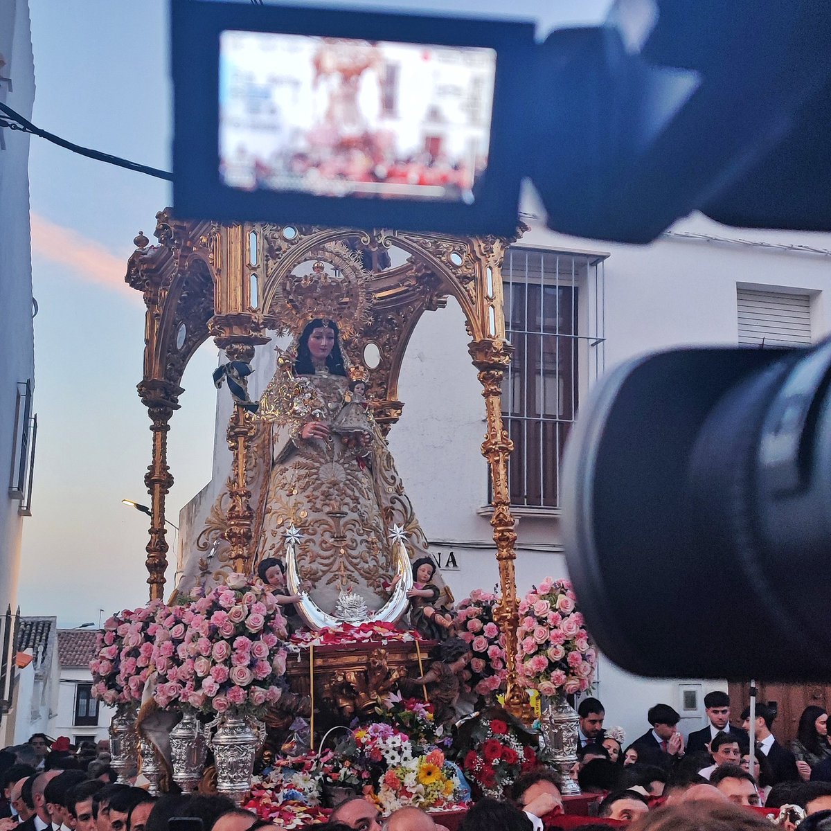 🙏🏻📿 Un año más, el Barrio Churretero de Estepa celebra su Octava de los Remedios, poniendo el broche de oro con el tradicional Lunes de Subía.
