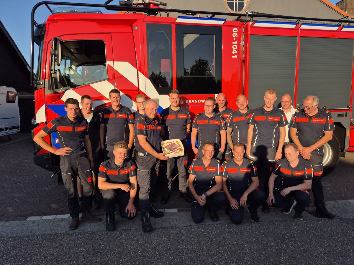 Bunte72's tweet photo. Een moment om te markeren. De post Hierden start als eerste post binnen de VNOG met het vakbekwaamheid programma van het nieuwe Combi voertuig. @VNOGregio #hierden #ziegler #volvo https://t.co/2vQ2XvvEFW