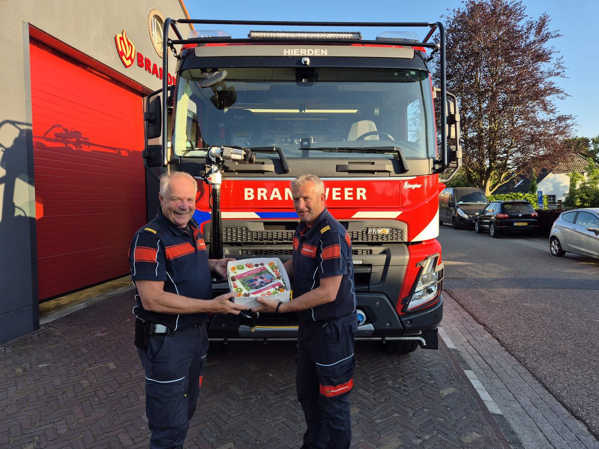 Bunte72's tweet photo. Een moment om te markeren. De post Hierden start als eerste post binnen de VNOG met het vakbekwaamheid programma van het nieuwe Combi voertuig. @VNOGregio #hierden #ziegler #volvo https://t.co/2vQ2XvvEFW
