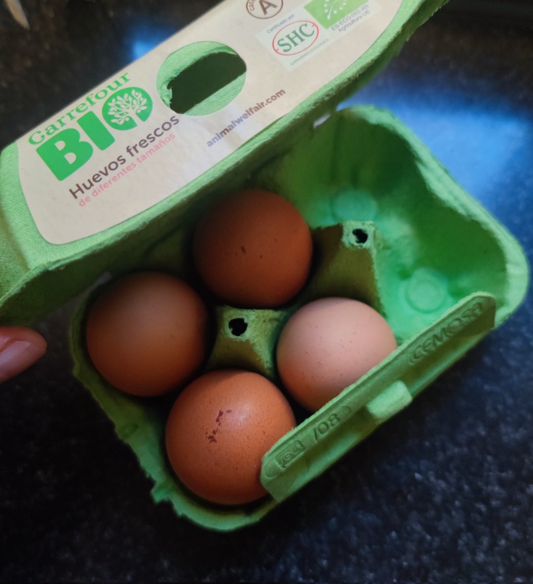 Biyiem's tweet photo. No entiendo cómo siendo un carrefour nuevo, que lleva tan poco tiempo no se ha revisado el stock l colocarlo. No nos ha pasado nada porque hemos sido precavidos, pero podía haber pasado si no ha pasado ya a otros que compraran huevos del mismo lote. @CarrefourES https://t.co/eKYDwowo5O