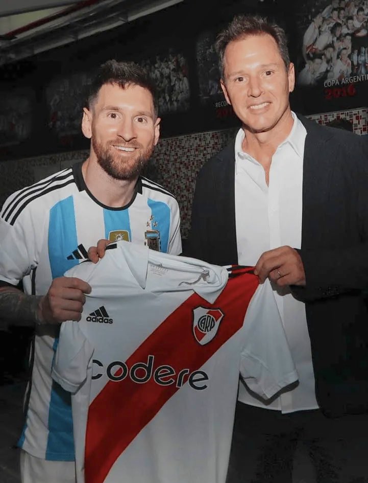 #MessiARiver hacelo <a href="/JorgeBrito/">Jorge Brito</a> hacelo... pase lo que pase vas a quedar para toda la historia de River.

Te van a conocer por ser el presidente que trajo al mejor jugador del mundo al mejor club del mundo🤍❤️🤍