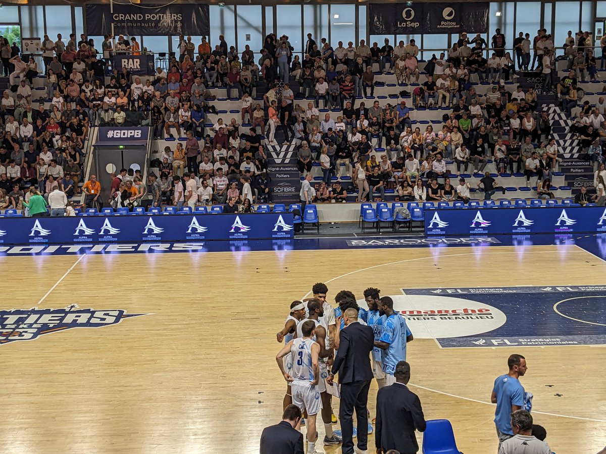 KLastique's tweet photo. Dominateurs à Poitiers, les Vichyssois ont creusé l'écart en première mi-temps (23-44). Les play-offs n'ont jamais été si proches. Réponse dans 20 minutes... https://t.co/jvU7huuSC2