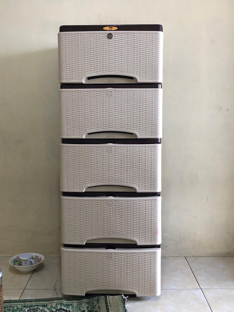 mrchmint's tweet photo. aloo aku mau jual lemari soalnya sayang gaa kepake lagii huhuu udah mau pindah kota
lemari 5 susun hargaa 130k bisa negoo
dom. soloo yaa teman temann🙌🏻
#solo #lemari https://t.co/XLWdcTwcSu