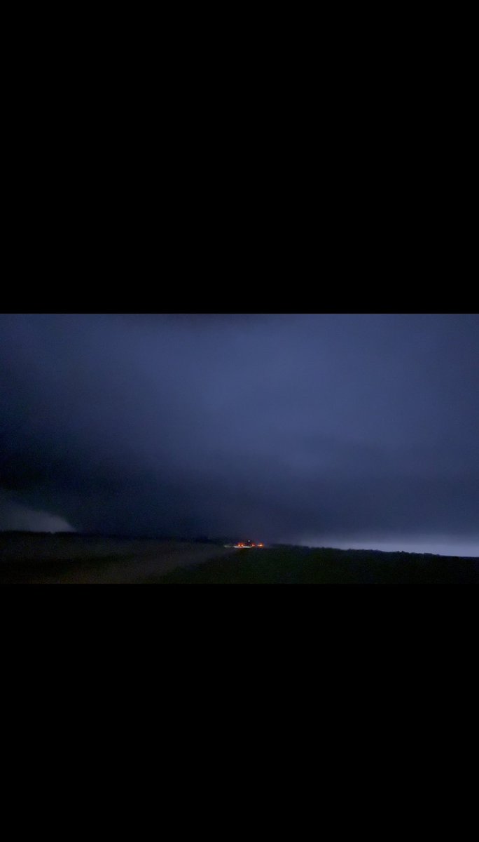 wxJordanSolomon's tweet photo. Some of my shots of the Plevna Kansas tornado last night #kswx https://t.co/gqjBjAEQLA