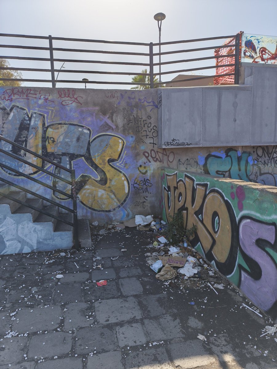 Не ну понятно. Тут и дёшево и грязно. Идеальный баланс всратости и красоты.