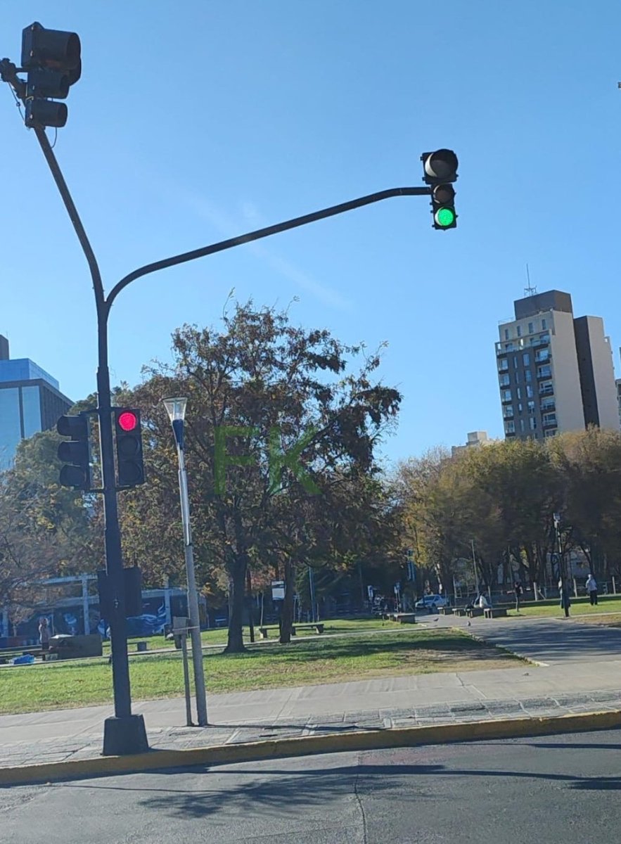 Si no avanzan , tocan bocina, si pasan los multan. 
Que problemon en la esquina de Rio Negro y Mitre en Neuquén