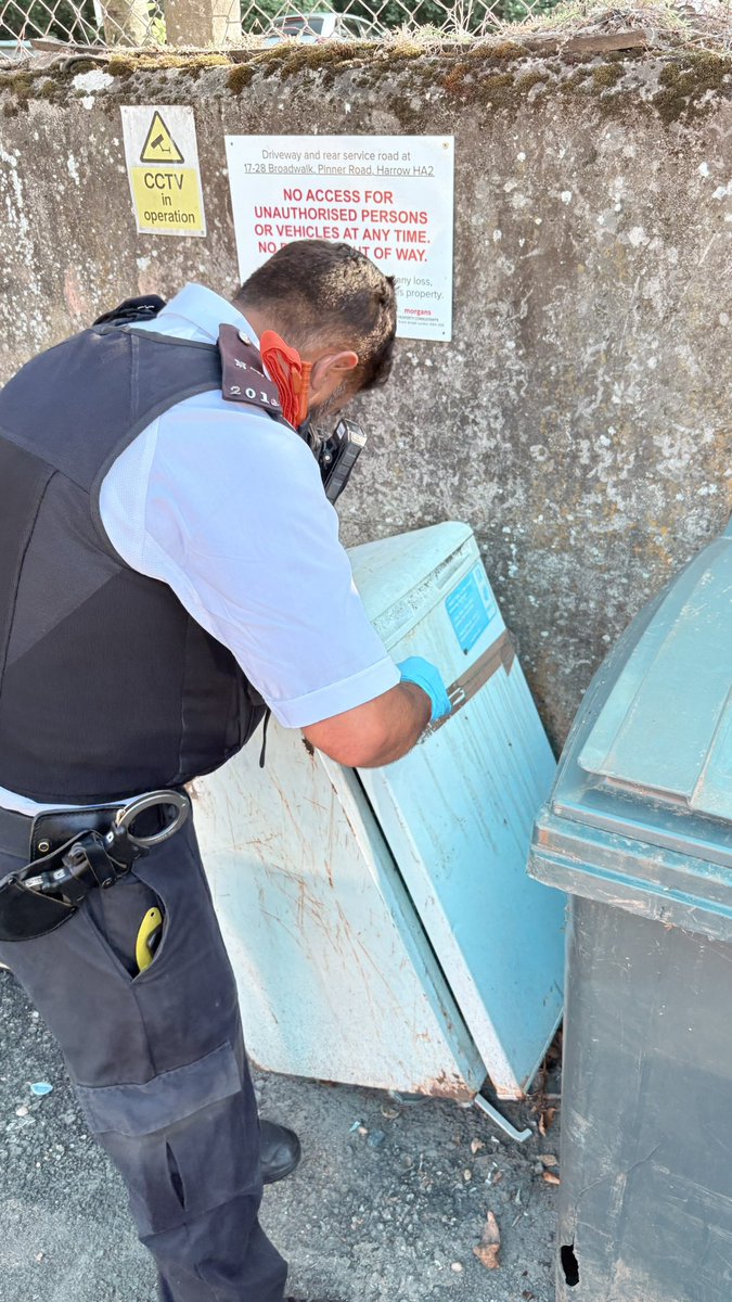 As part of #OpSceptre week, tackling knife-related crime, we conducted a weapons sweep in #Pinner Road, where late-night violent incidents have recently occurred.

No weapons were found.

If you have information about knife carriers, you can contact <a href="/CrimestoppersUK/">Crimestoppers</a> anonymously.