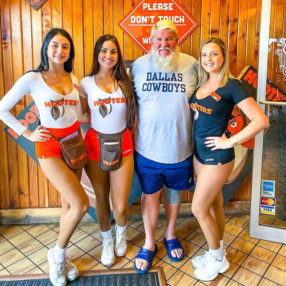 🚨👱🏻‍♀️🏌🏻‍♂️ JUST IN: Hooters and John Daly have extended their partnership for two more years. The deal extends the brand's partnership with the two-time major champion, with further options to renew. (Via: <a href="/FSRmag/">FSR</a>) 

Daly: “No matter how I play on the golf course, I always enjoy