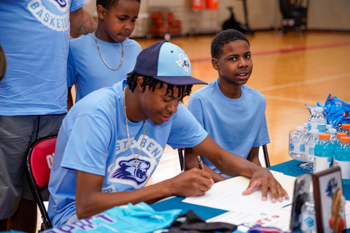 RoderickDoz1's tweet image. #AGTG I’m officially signed to @CoastalBendMBB , let’s work !! 
@CoachDMart21 @Del_CoachDel