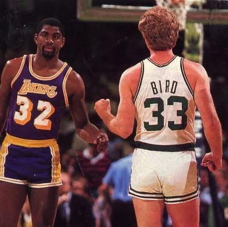 _NBAESP_'s tweet photo. Magic Johnson (.740) y Larry Bird (.736) tienen los dos porcentajes de victorias más altos en la temporada regular.

En cuanto a victorias en la temporada regular, nadie lo hizo mejor que Magic Johnson y Larry Bird.

Entre los jugadores con al menos 500 partidos en su carrera, Magic Johnson (.740) y Larry Bird (.736) ocupan el primer y segundo lugar respectivamente. Kawhi Leonard (.736) está empatado con Bird en el segundo lugar. Esto significa que Bird y Magic, las dos superestrellas que salvaron la NBA en los 80, también ganaron partidos con una tasa más alta que cualquier otro jugador en la historia.

A modo de comparación, así se clasifican otros grandes de la historia en porcentaje de victorias:

Tim Duncan (.719)
Bill Russell (.717)
Kareem Abdul-Jabbar (.688)
Shaquille O'Neal (.679)
Michael Jordan (.659)
Stephen Curry (.652)
LeBron James (.650)
Wilt Chamberlain (.643)

Ganar importa, y Magic y Bird marcaron la pauta. Su rivalidad no se limitaba a los momentos destacados y los campeonatos, sino a llevar el éxito a sus equipos cada noche.