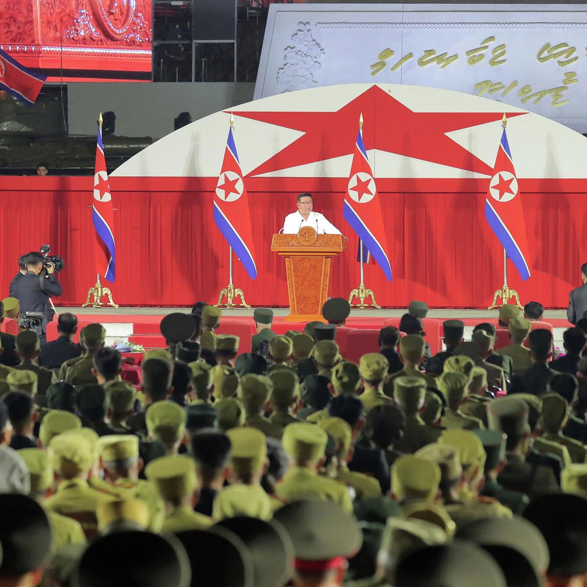 القوة الحقيقية هي أن تكون في قمة الصمود عندما يعتقد العالم الذي يحاصرك بأنك قريب من السقوط.

- زعيم كوريا الشمالية