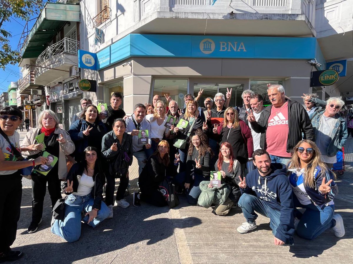 GRACIAS vecinos/as que ayer nos acompañaron con su voto 💪 
Y siempre gracias a la militancia por el compromiso y el trabajo en cada barrio y en cada Comuna! 
Del esfuerzo compartido sumamos 10 legisladores! 👏
A seguir dándolo todo por una ciudad más justa 💚 #EsAhoraBuenosAires