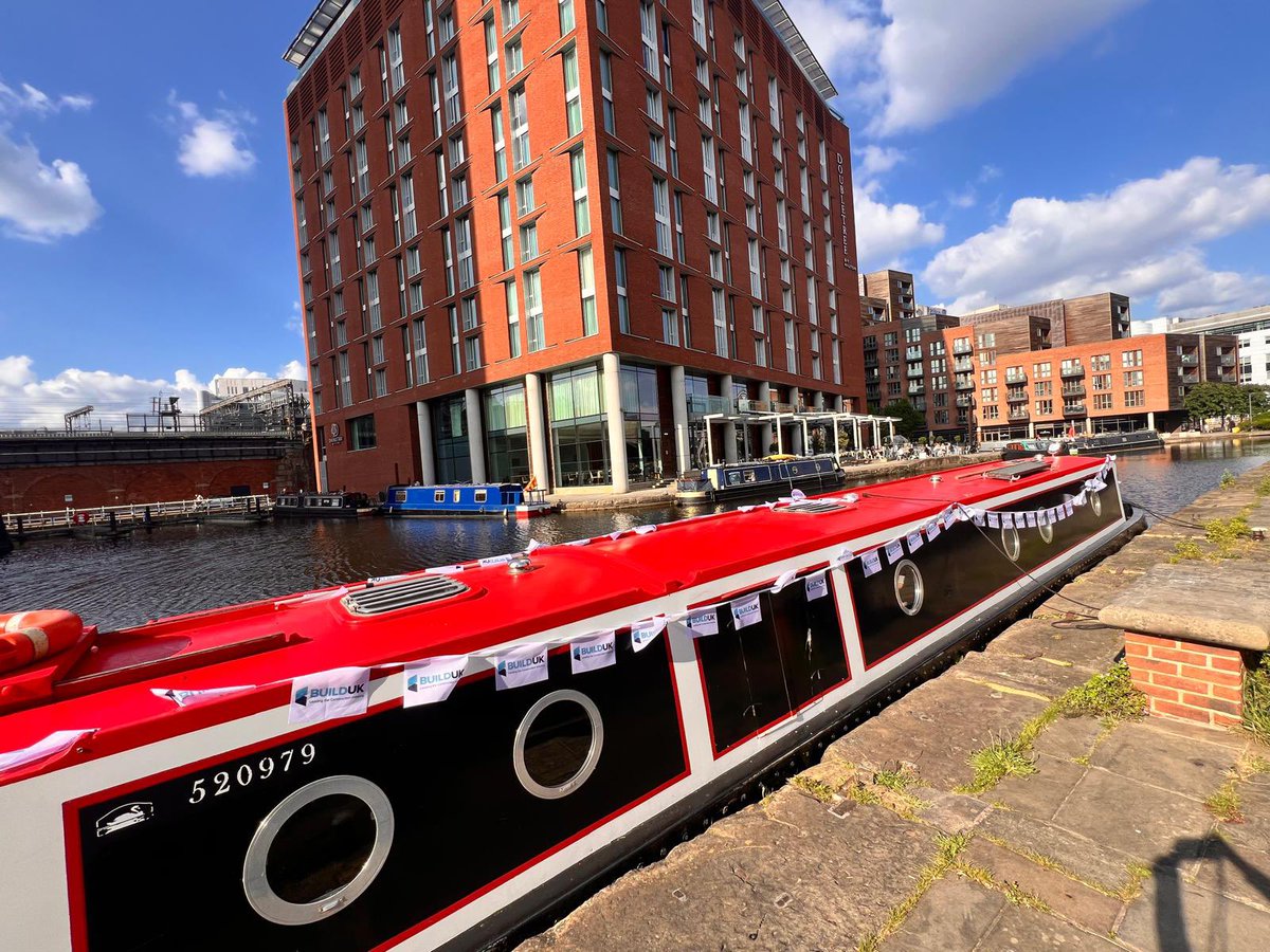 JulieDDrill's tweet photo. That’s the canal boat ⛴️ docked and moored for the next few days for @UKREiiF in Leeds.
Bunting on 🚩 come down to 📍 Granary Wharf and say hello 👋
@SuzannahNichol @BuildUK @DDrillGroup
#UKREiiF #BuildUK #construction #infrastructure #realestate https://t.co/Z1J6a5y5NB