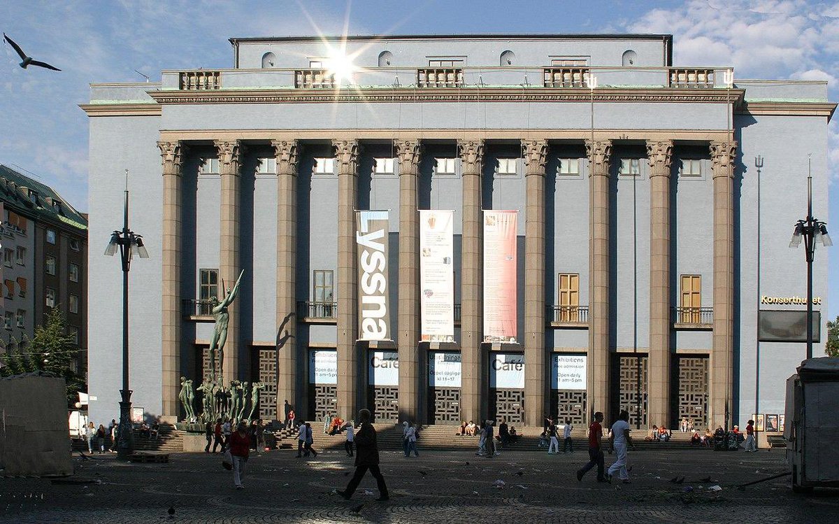 Jos Tukholmassa käydessäsi satut kävelemään Hötorgetin poikki, kannattaa vilkaista konserttitaloa tarkasti. Ja kyllä, näet aivan oikein: 

Ivar Tegnbomin suunnittelema rakennus on Suomen eduskunnan (J.S. Sirén) esikuva. Konserttitalo valmistui 1926, eduskuntatalo 1931. 🇫🇮🇸🇪