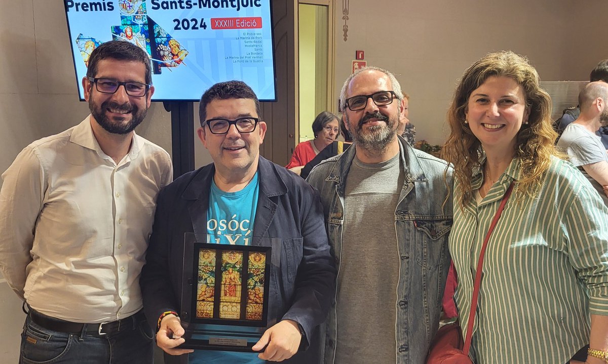 Francesc Almacelles (@falmacelles) on Twitter photo XXXIII Premis Sants-Montjuïc.
#Josep_Espín_Morales, <a href="/espinmorales/">Josep Espin</a> el #Grup_Minerològic_Català i els projectes #Segueixo_estudiant del <a href="/secretariat_shb/">Secretariat SHB</a> i ‘#Fem_Història’ de la <a href="/FedeHostafrancs/">Federació d'Hostafrancs</a>.
Amb <a href="/jcasteg/">Jordi Castellana i Gamisans</a> i <a href="/VeroVG75/">Verònica Vives</a> celebrem quan les bones persones guanyen! 👏👏👏👏 XXXIII Premis Sants-Montjuïc.
#Josep_Espín_Morales, <a href="/espinmorales/">Josep Espin</a> el #Grup_Minerològic_Català i els projectes #Segueixo_estudiant del <a href="/secretariat_shb/">Secretariat SHB</a> i ‘#Fem_Història’ de la <a href="/FedeHostafrancs/">Federació d'Hostafrancs</a>.
Amb <a href="/jcasteg/">Jordi Castellana i Gamisans</a> i <a href="/VeroVG75/">Verònica Vives</a> celebrem quan les bones persones guanyen! 👏👏👏👏