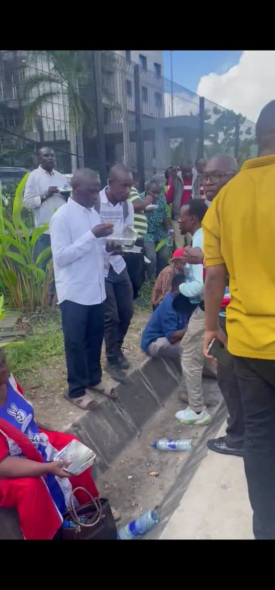 Liberatus80's tweet photo. Watu wameufuata ubwabwa CHAUMA, diaspora tumetoa ubwabwa Kisutu. Giving back to the community. 

#FreeTunduLissu #NoReformsNoElection https://t.co/Vu2UeXdK78