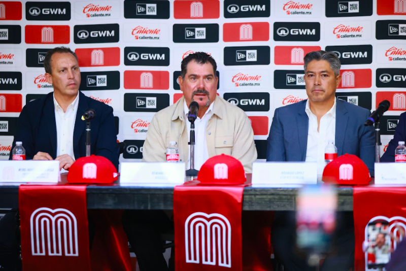 Beisbolpuro's tweet photo. EN LA MIRA

Peloteros mexicanos que podrían integrar la Selección en el Clásico Mundial de Beisbol de 2026 y que en la edición pasada no participaron por diversas razones:

-Andrés Muñoz (relevista @Mariners)
-Alejandro Kirk (catcher @BlueJays)
-José Treviño (catcher @Reds)
-Ramón Urías (infielder @Orioles)
-Marcelo Mayer (short stop @RedSox)
-Manuel Rodríguez (relevista @RaysBaseball)
-Alejandro Osuna (jardinero @Rangers)

Algunos de los peloteros con raíces mexicanas que ya levantaron la mano y podrían integrar la Selección en el Clásico Mundial de Beisbol de 2026:
-Jeremiah Estrada (relevista @Padres)
-Robert García (relevista zurdo @Rangers)
-Anthony Banda (relevista zurdo @Dodgers)
-Nick Gonzáles (infielder @Pirates)

LOS DE ASIA
-Los lanzadores Roberto Osuna (Japón), Humberto Castellanos (Taiwán) y Marcelo Martínez (Taiwán) que juegan en el beisbol asiático están considerados en la prelista de la Selección.

SOBRE JULIO URÍAS:
Debido a que enfrenta libertad condicional de 36 meses en Estados Unidos, el lanzador zurdo no podrá ser llamado en cuenta para el Clásico Mundial.

COACHES
Repetirán los coaches de la edición 2023:
-Vinny Castilla
-Tony Pérezchica
-Bobby Magallanes
-Ever Magallanes
-Jacob Cruz 
-Elmer Dessens 
-Horacio Ramírez
-Gil Velázquez 

#LaCasaDelRey