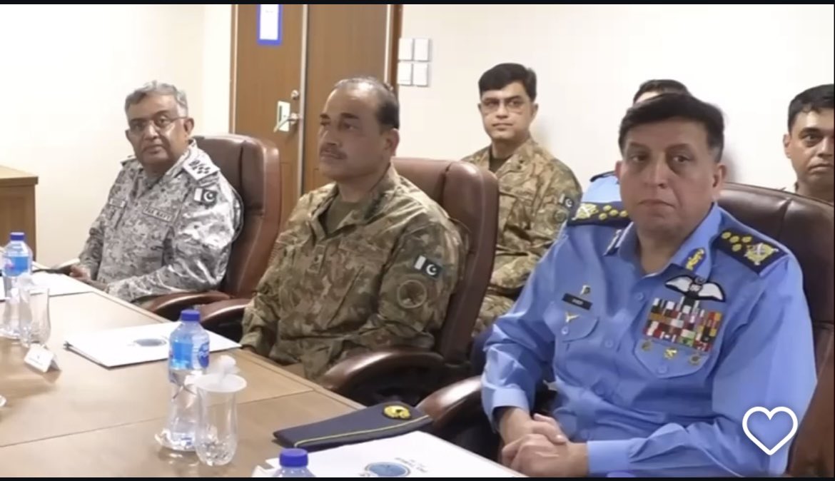 پاک بھارت جنگ کےماحول میں اصحاب اقتدار اور عسکری قیادت ایک دوسرے کےساتھ مکمل یکجہتی سے کھڑی رہی اوراس جذبےنے پوری دُنیا کوبہت مُثبت پیغام دیاہے۔اسکا credit شہباز شریف صاحب اور آرمی چیف عاصم منیرکوجاتاہے۔ایک لمحہ بھی یہ محسوس نہ ہوا کہ ہم آہنگی نہ ہو۔ اللہ ان دونوں کو سلامت رکھے۔