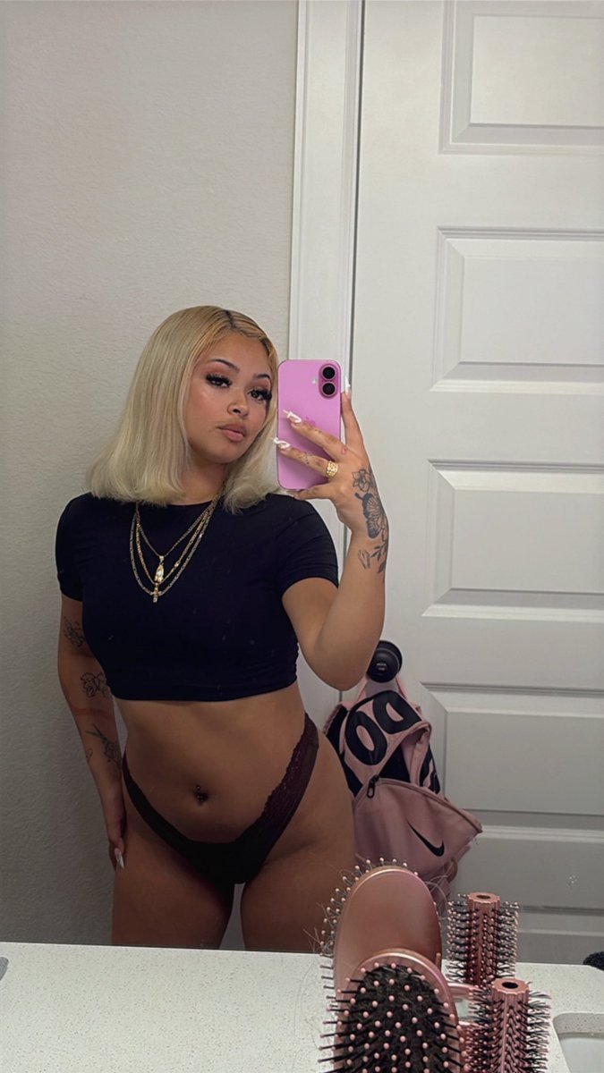 Analysia_Chavez's tweet photo. Who’s gonna spoil me for my birthday 😗💞 https://t.co/FCbcHIw64s
