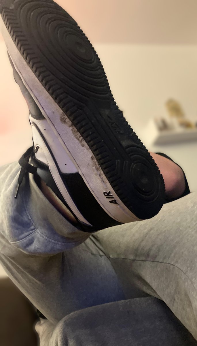 Master_Angi's tweet image. Ich hab Bock mir was zu essen zu bestellen! 

Folgender Deal: Du drückst ab und zahlst für mein Essen und darfst währenddessen meine Nike sauberlecken... Die sind heute nämlich dreckig geworden 😈😂