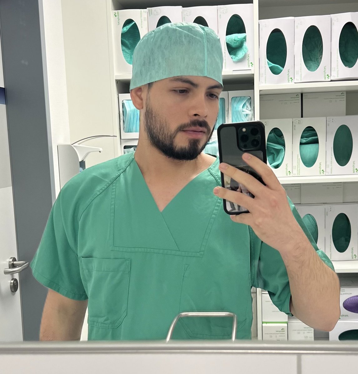 hugocoello_'s tweet photo. Ya empecé mi tercer año como residente de neurocirugía en Alemania y va muy bien, pero sigo enfrentando desventajas frente a mis colegas alemanes: el idioma, la cultura, etc.
Eso solo me hace esforzarme el triple.
Si amas lo que haces, cada paso te acerca a tu meta🧠💪🏻 https://t.co/APEzjnGpTW