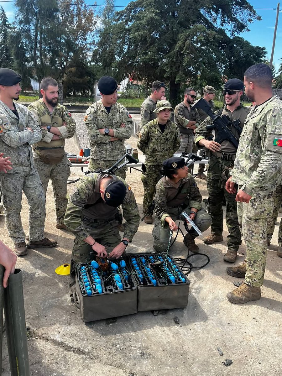FUTER_ET's tweet photo. El Batallón de Zapadores XI #BrigadaExtremadura lleva a cabo una jornada de intercambio de conocimientos en la base de Santa Margarida (Portugal), trabajando en la apertura de brechas, colocación de cargas, uso de medios de reconocimiento y apoyo a la movilidad.
#SomostuEjército https://t.co/KTvJhCukue