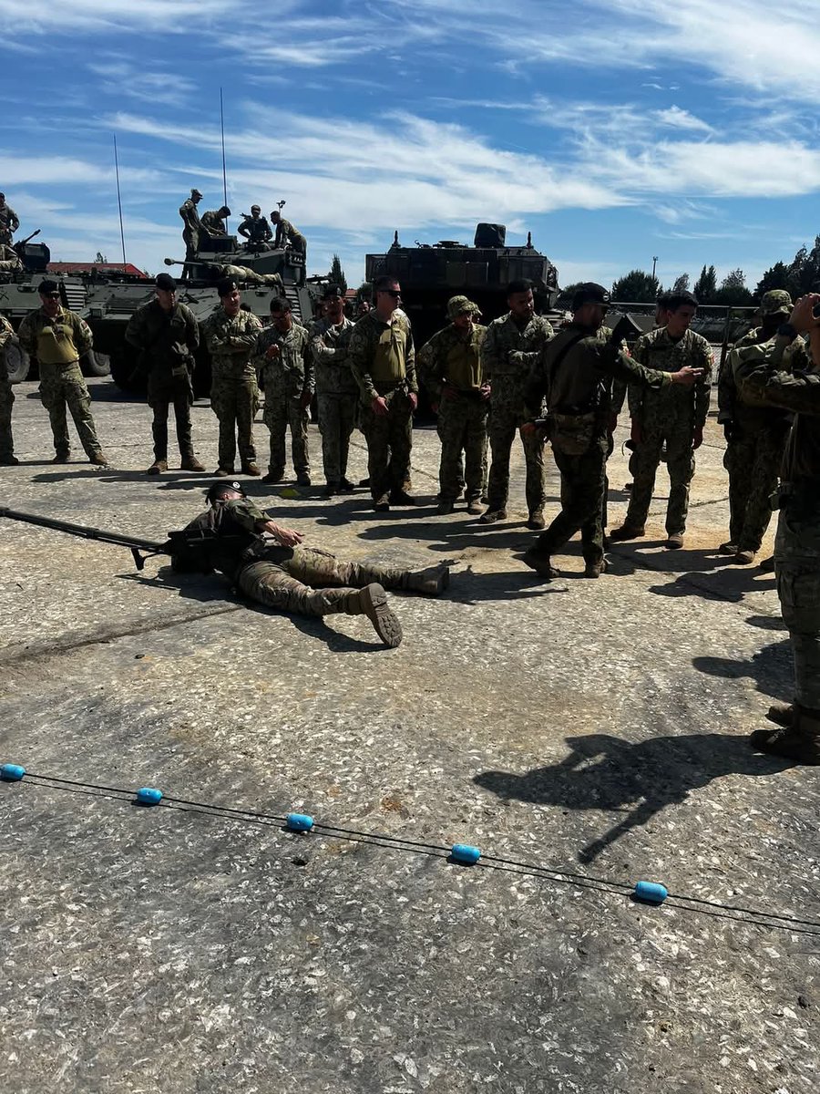 FUTER_ET's tweet photo. El Batallón de Zapadores XI #BrigadaExtremadura lleva a cabo una jornada de intercambio de conocimientos en la base de Santa Margarida (Portugal), trabajando en la apertura de brechas, colocación de cargas, uso de medios de reconocimiento y apoyo a la movilidad.
#SomostuEjército https://t.co/KTvJhCukue