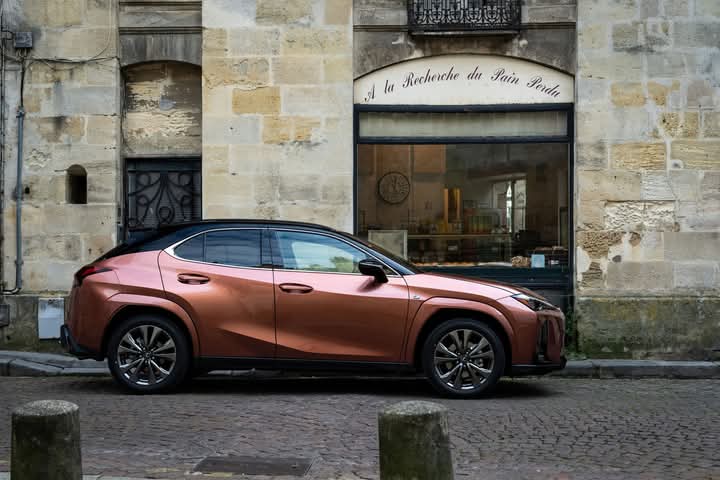 LexusMalaga's tweet photo. El Lexus UX es el crossover urbano que te saca de la ciudad a descubrir sitios nuevos. https://t.co/PhZVBFvPuy #LexusUX #LexusElectrified https://t.co/yKsbtzaoU7