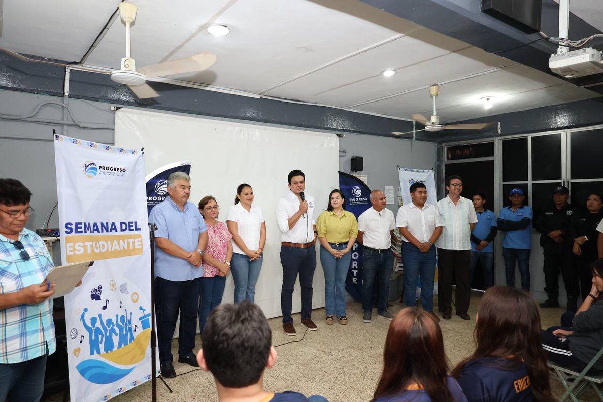 erikrihaniglez's tweet photo. Con mucha emoción y en compañía de las y los jóvenes de la escuela secundaria Carlos Marx dimos el banderazo de inicio a la Semana del Estudiante en nuestro municipio. 

¡Juntos vamos a darle por un #ProgresoConstante en beneficio de las y los jóvenes!

#100xProgreso
#100xLasYLosEstudiantes