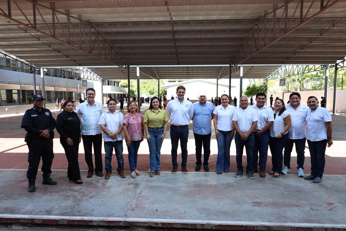 erikrihaniglez's tweet photo. Con mucha emoción y en compañía de las y los jóvenes de la escuela secundaria Carlos Marx dimos el banderazo de inicio a la Semana del Estudiante en nuestro municipio. 

¡Juntos vamos a darle por un #ProgresoConstante en beneficio de las y los jóvenes!

#100xProgreso
#100xLasYLosEstudiantes