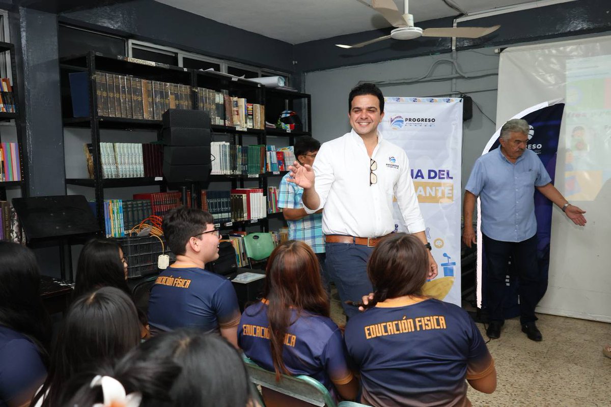 erikrihaniglez's tweet photo. Con mucha emoción y en compañía de las y los jóvenes de la escuela secundaria Carlos Marx dimos el banderazo de inicio a la Semana del Estudiante en nuestro municipio. 

¡Juntos vamos a darle por un #ProgresoConstante en beneficio de las y los jóvenes!

#100xProgreso
#100xLasYLosEstudiantes