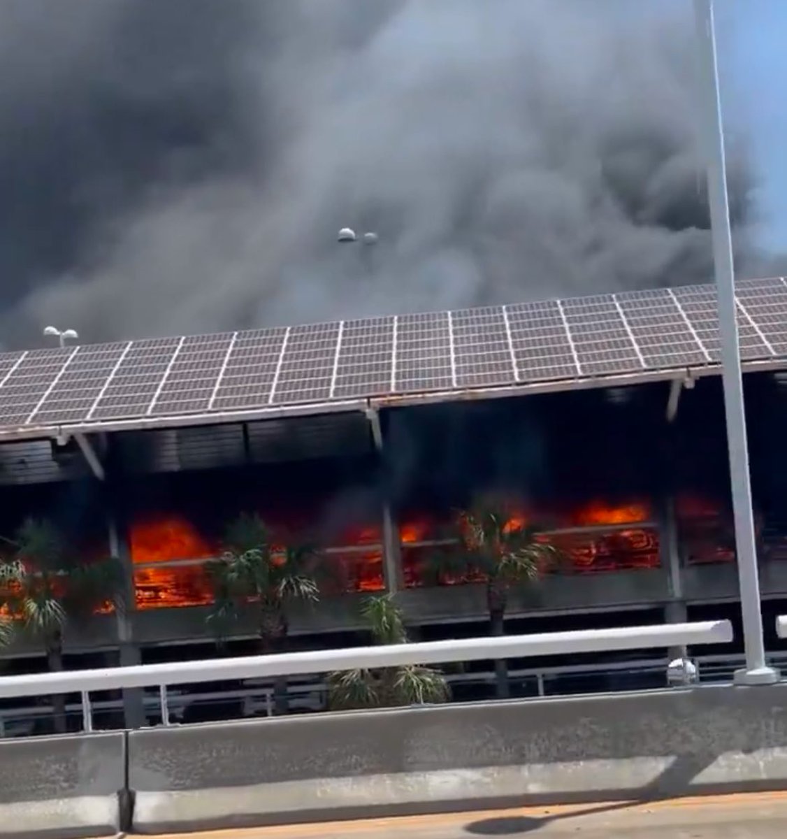 SawyerMerritt's tweet image. NEWS: Following rampant speculation that the Friday afternoon fire inside the hourly garage at Jacksonville International Airport was started by a @Tesla, officials with the Jacksonville Aviation Authority have confirmed that was not the case.

Officials are exploring the…