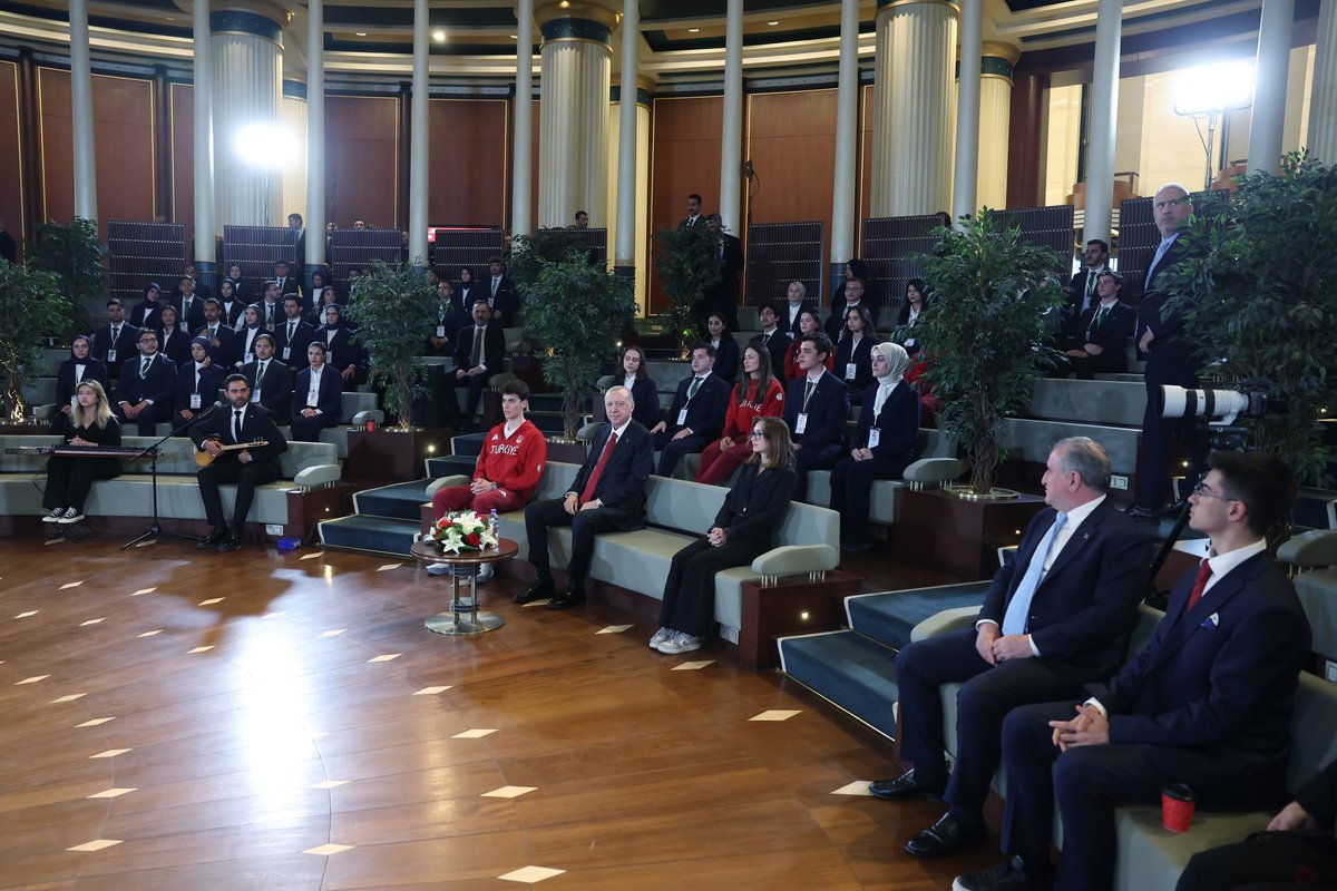 RTErdogan's tweet photo. Bugün başarıdan başarıya koşan millî sporcularımızın yanı sıra bilimde, sanatta, sivil toplum ve teknolojide önemli işlere imza atan gençlerimizle bir araya geldik.

Yarınlarımızın mimarı, geleceğimizin teminatı, Türkiye Yüzyılı’nın mihmandarı gençlerimizle gurur duyuyorum.      

Elde ettikleri başarılardan ötürü sevgili gençlerimizi canıgönülden tebrik ediyor, başarılarının inşallah daim olmasını diliyorum.

Ülkemize yaşattıkları sevinçler için her bir gencimize ayrı ayrı teşekkür ediyorum.

Gençlerimizi yetiştiren anne ve babalarımıza, hoca ve eğitmenlerimize şükranlarımı iletiyor, hepsine sağlıklı ve huzurlu ömürler diliyorum.
