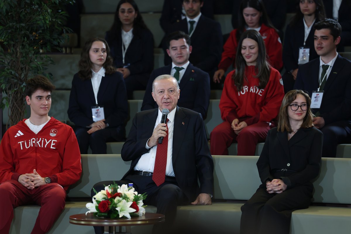 RTErdogan's tweet photo. Bugün başarıdan başarıya koşan millî sporcularımızın yanı sıra bilimde, sanatta, sivil toplum ve teknolojide önemli işlere imza atan gençlerimizle bir araya geldik.

Yarınlarımızın mimarı, geleceğimizin teminatı, Türkiye Yüzyılı’nın mihmandarı gençlerimizle gurur duyuyorum.      

Elde ettikleri başarılardan ötürü sevgili gençlerimizi canıgönülden tebrik ediyor, başarılarının inşallah daim olmasını diliyorum.

Ülkemize yaşattıkları sevinçler için her bir gencimize ayrı ayrı teşekkür ediyorum.

Gençlerimizi yetiştiren anne ve babalarımıza, hoca ve eğitmenlerimize şükranlarımı iletiyor, hepsine sağlıklı ve huzurlu ömürler diliyorum.