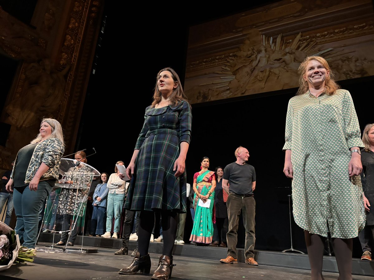 Beaucoup d’émotion dans un opéra plein pour fêter Caroline Sonrier, sa médaille remise et son départ en retraite. Un hommage unanime.Une exceptionnelle directrice qui a porté l’excellence culturelle et l’ouverture à tous. Magnifique hommage de son équipe .